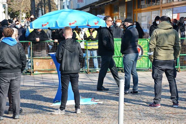 Im Vordergrund der Wahlstand der AfD m...nstranten in der Weiler Rathauspassage  | Foto: Hannes Lauber