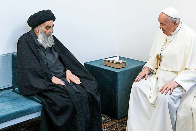 Papst Franziskus unterhlt sich mit dem Groajatollah Ali al-Sistani.  | Foto: Vatican Media, AP (dpa)
