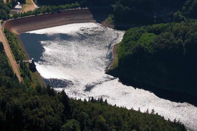 Die wasserseitige Bschung des Staudam...nun eine zustzliche Dichtungsschicht.  | Foto: Ernst Brugger