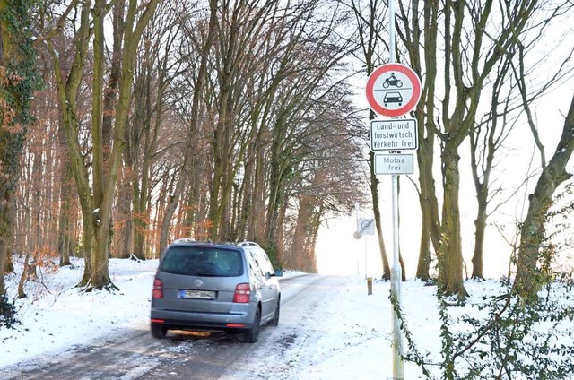 Eigentlich drfen Autos  den Weiherweg... der Strae Am Rebberg nicht befahren.  | Foto: Jonas Hirt