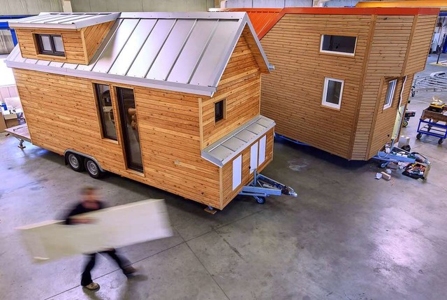 Eine Produktionshalle fr Tiny-Houses  | Foto: Jens Bttner (dpa)