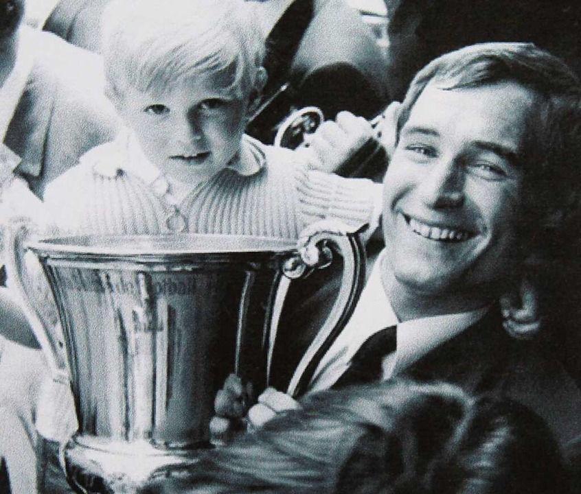 Mit dem Schweizer Meister-Pokal und So...mas: Helmut Hauser vor rund 50 Jahren.  | Foto: Repro: Ralph Lacher