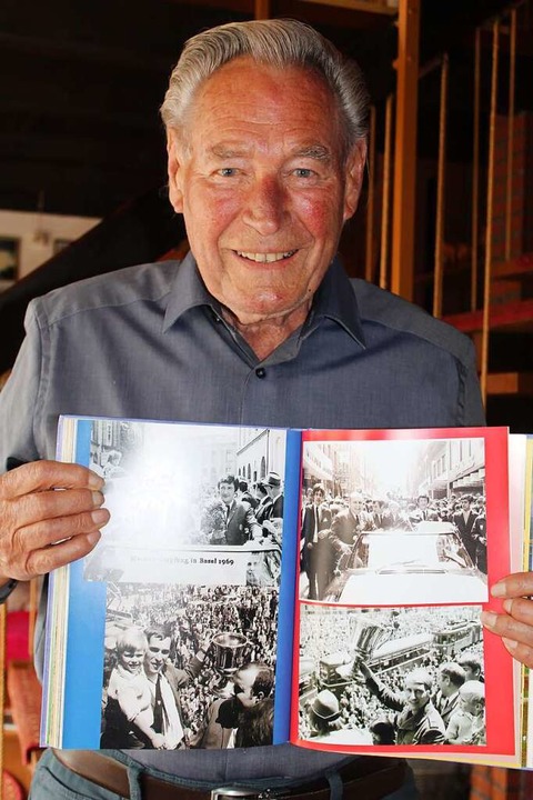 Helmut Hauser zeigt Fotos seiner erfol...sel. Am Sonntag wird der Fahrnauer 80.  | Foto: Ralph Lacher