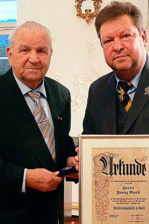 Franz Mack wurde mit der Goldenen Verd... Leibinger überreichte, ausgezeichnet.  | Foto: Eberhard Weiß