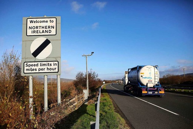 Ein Straenschild mit der Aufschrift ...en Nordirland und der Republik Irland.  | Foto: Peter Morrison (dpa)