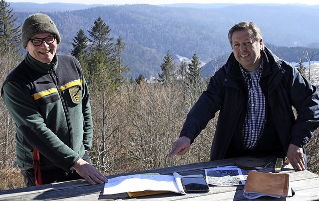 Revierfrster Georg Freidel (links) un...gruppe Todtmoos des Schwarzwaldvereins  | Foto: Andreas Bhm