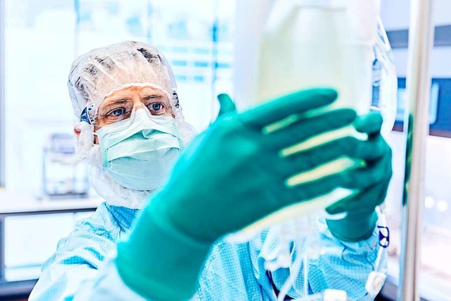 Ein Novartis-Mitarbeiter prpariert ei...hrmedium-Beutel fr die Krebstherapie.  | Foto: Novartis