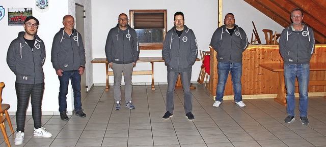 Das Team der Trainer und Betreuer bei ...oruppa und dem Vorsitzenden Uli Wetzel  | Foto: Rolf-Dieter Kanmacher