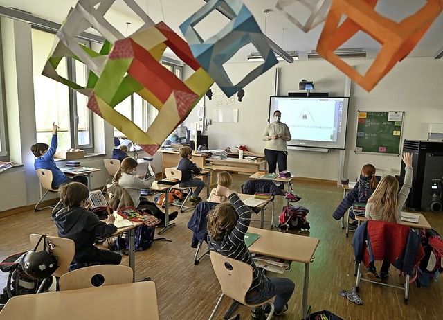 Endlich wieder in der Schule: Bei viel...en Prsenzunterricht im Wechsel gro.   | Foto: Peter Kneffel (dpa)