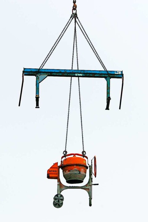 Auch eine Möglichkeit, Geräte und Arbe...in luftiger Höhe an einen Kran hängen.  | Foto: Bernd Thissen
