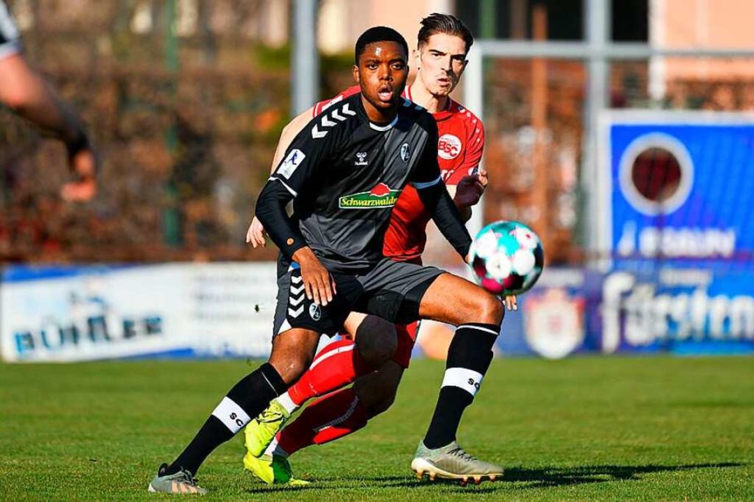 Der eingewechselte SC-Angreifer Junior Eyamba wird von Ylber Lokaj beschattet.  | Foto: Claus G. Stoll