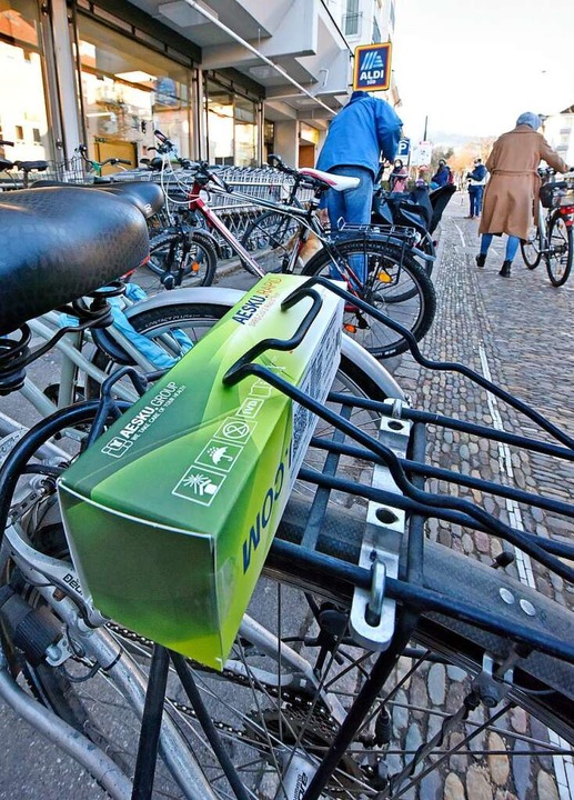 Eine Kundin schnallte die hei begehrt...transport auf den Fahrradgepcktrger.  | Foto: Michael Bamberger
