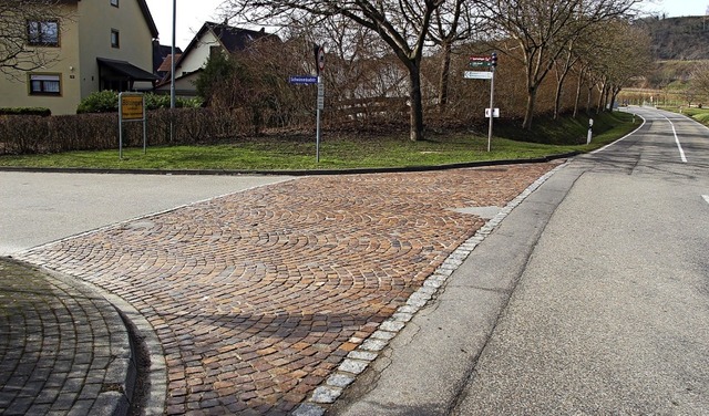 Der marode Pflasterbelag an der Ortsei...mbadstrae wird durch Asphalt ersetzt.  | Foto: Horst David