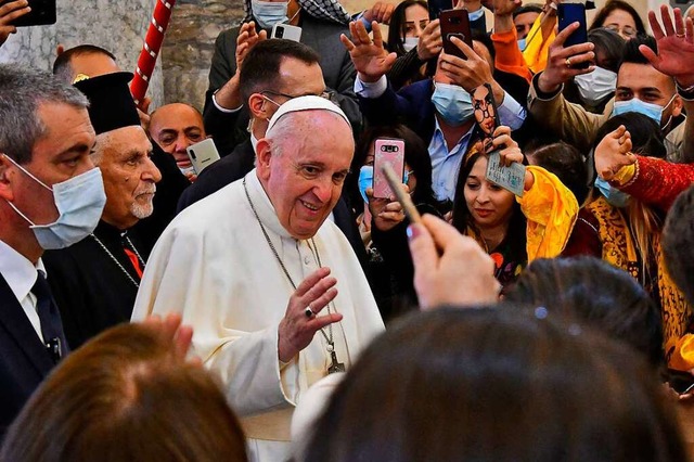 Papst Franziskus wird begeistert  von ...r irakischen Provinz Ninive empfangen.  | Foto: VINCENZO PINTO (AFP)