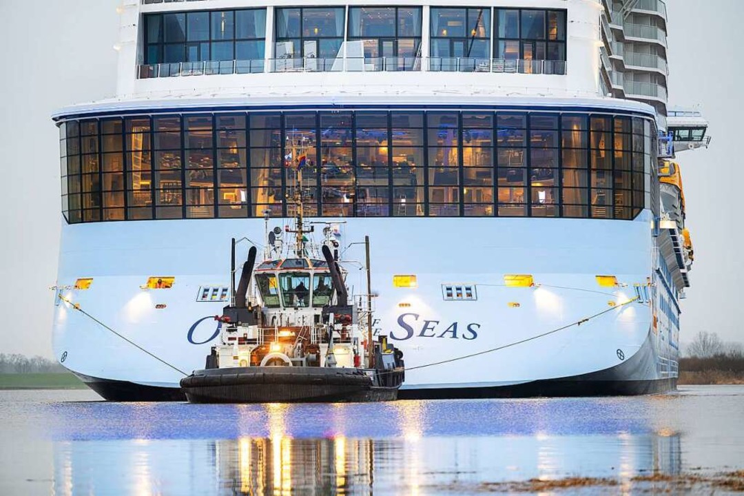 Die Odyssey wird ber die Ems in Richtung Nordsee berfhrt.  | Foto: Mohssen Assanimoghaddam (dpa)