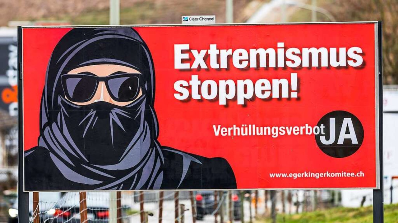 Ein Plakat im schweizerischen Eglisau ...rung eines Vollverschleierungsverbots.  | Foto: Andreas Haas (imago-images.de)