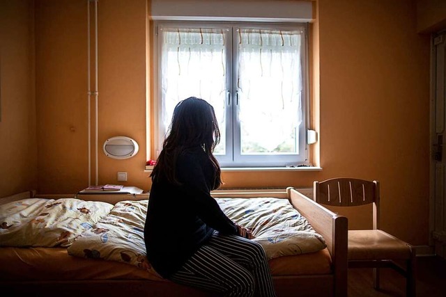 Im Landkreis Lrrach stehen nicht einm...tigten Frauenhauspltze zur Verfgung.  | Foto: Maja Hitij (dpa)
