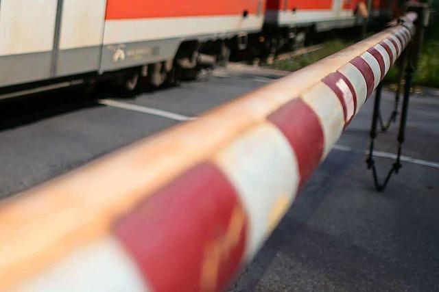 Auto wird an Schopfheimer Bahnbergang unter Schranke eingeklemmt