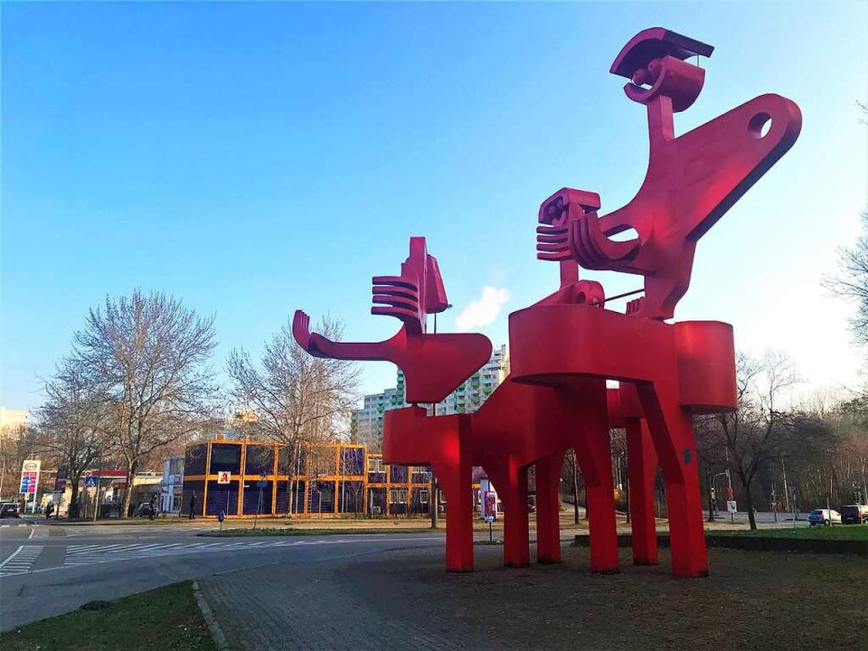 Der &#8222;rote Otto&#8220; ist das Wa...und das provisorische Einkaufszentrum.  | Foto: David Pister