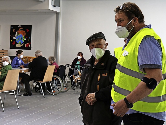Auch Matthias Ketterer hilft bei der Zuweisung der Senioren  bei der Anmeldung.   | Foto: Gudrun Deinzer