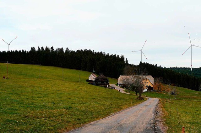 Die Rotoren dreier Windkraftanlagen am... Vordergrund steht der Ebenemooshof.    | Foto: EnBW