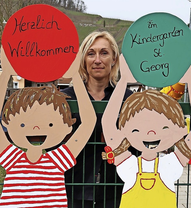 Kindergartenleiterin Daniela Ringswald...ch ber Willkommensfiguren am Eingang.  | Foto: Christine Weirich