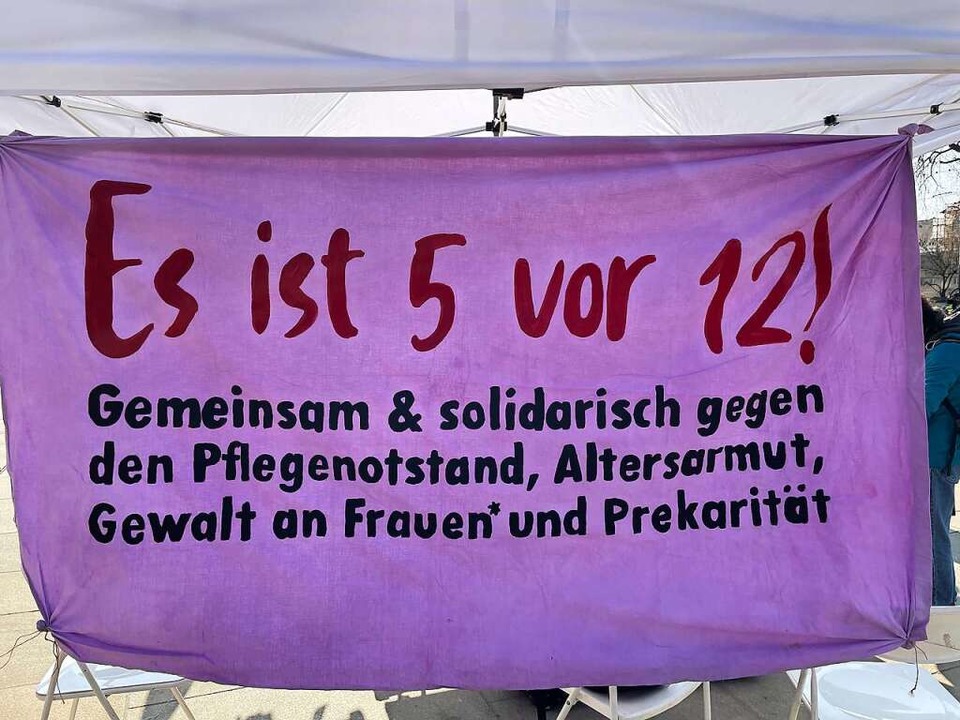 Mit Plakaten erinnerten die Organisati...n Gewalt an Frauen und Pflegenotstand.  | Foto: Lisa Discher