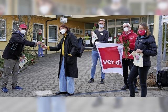 DGB überreicht rote Rosen vor der Rhein-Jura-Klinik