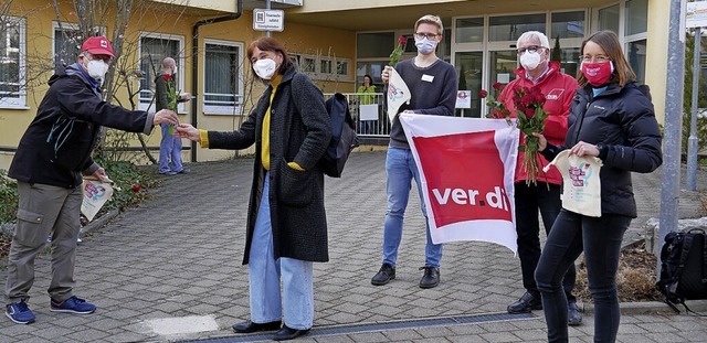 Fritz Zell (links), Hannah Nesswetter ...n links) und Marc Grethler rote Rosen.  | Foto: Michael Gottstein