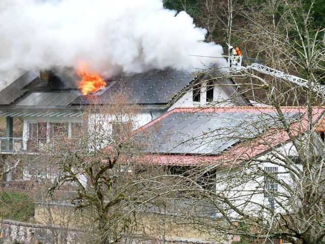 Beim Wohnhausbrand in Oberprechtal wur...men und der starken Rauchentwicklung.   | Foto: Roland Gutjahr