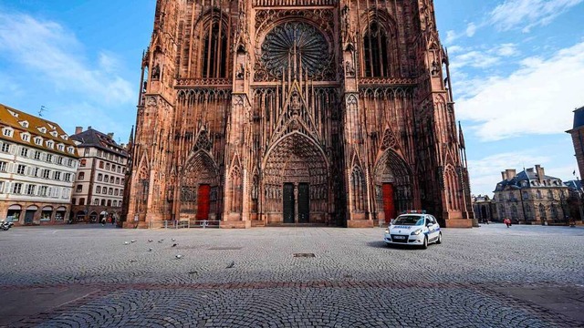 Vor einem Jahr war der Platz um das St... &#8211; trotz hoher Infektionszahlen.  | Foto: PATRICK HERTZOG (AFP)