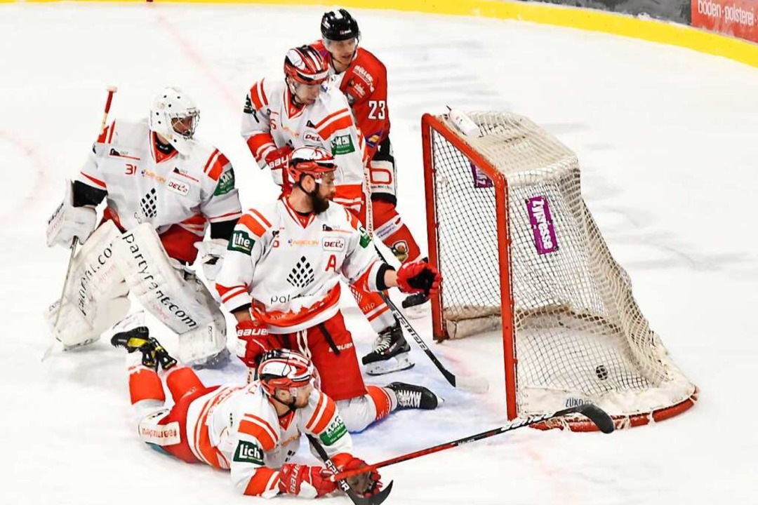 Vier Bad Nauheimer knnen das 1:0 fr ...sen (nicht im Bild) nicht verhindern.   | Foto: Achim Keller