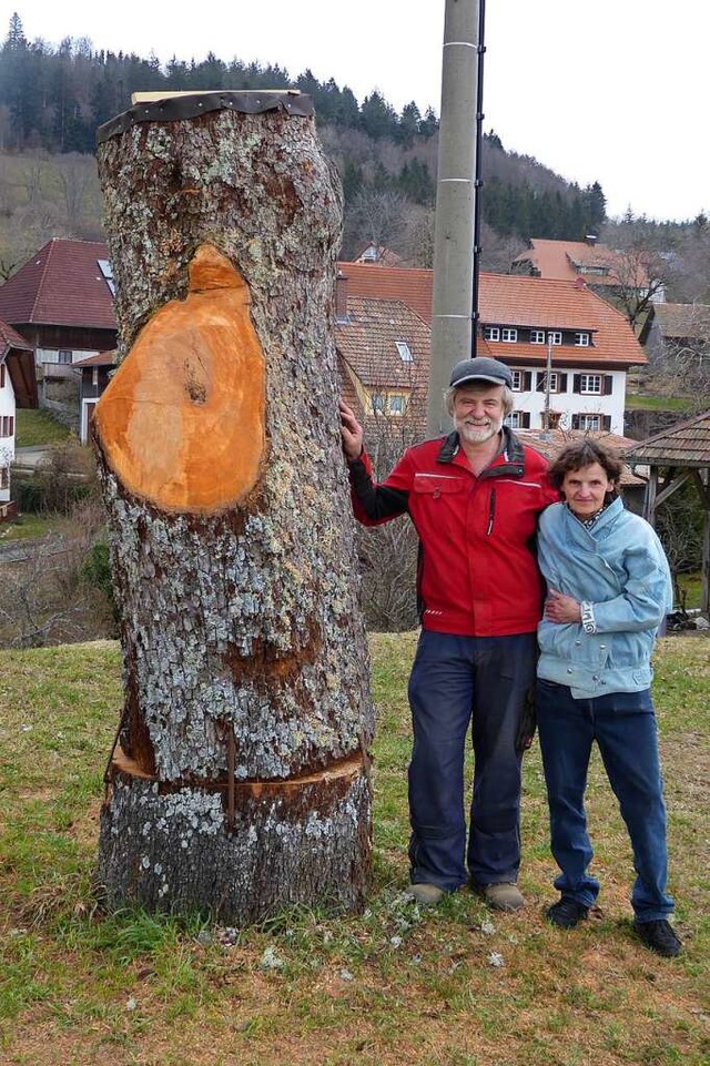 Hansjrg und Ute Kropf mit dem zum Bie...des 200 Jahre alten Birnbaums in Ried.  | Foto: Sonja Eiche