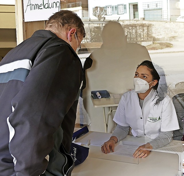 Jasmina Ulherr nimmt in der Schnelltes...arzwald-Apotheke Kundendaten entgegen.  | Foto: Stefan Limberger-Andris