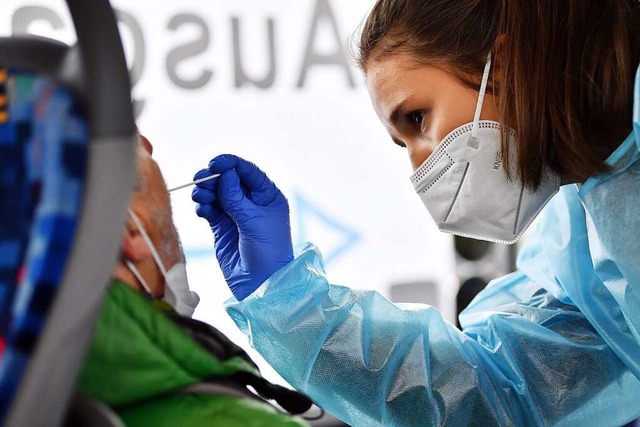 Schnelltests sind ein Mittel im Kampf gegen das Coronavirus.  | Foto: Martin Schutt (dpa)