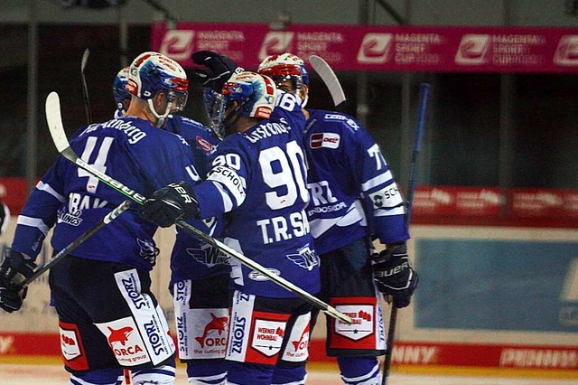 Grund zum Jubel: Die Wild Wings feiert...raubing einen berzeugenden 4:1-Sieg.   | Foto: Dieter Reinhardt