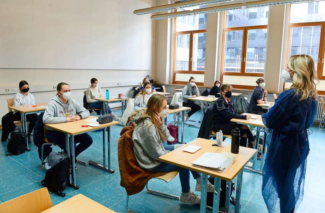 Alisa Umhauer erklrt den Schlerinnen die Verwendung der Corona-Selbsttests.  | Foto: Ingo Schneider