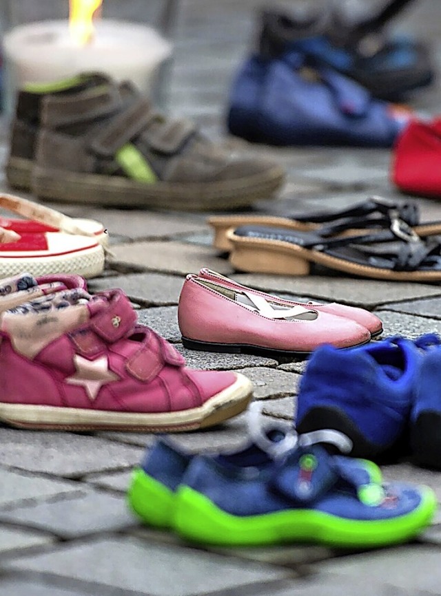 Schuhe bei einer Aktion fr missbrauchte Kinder  | Foto: Christophe Gateau (dpa)