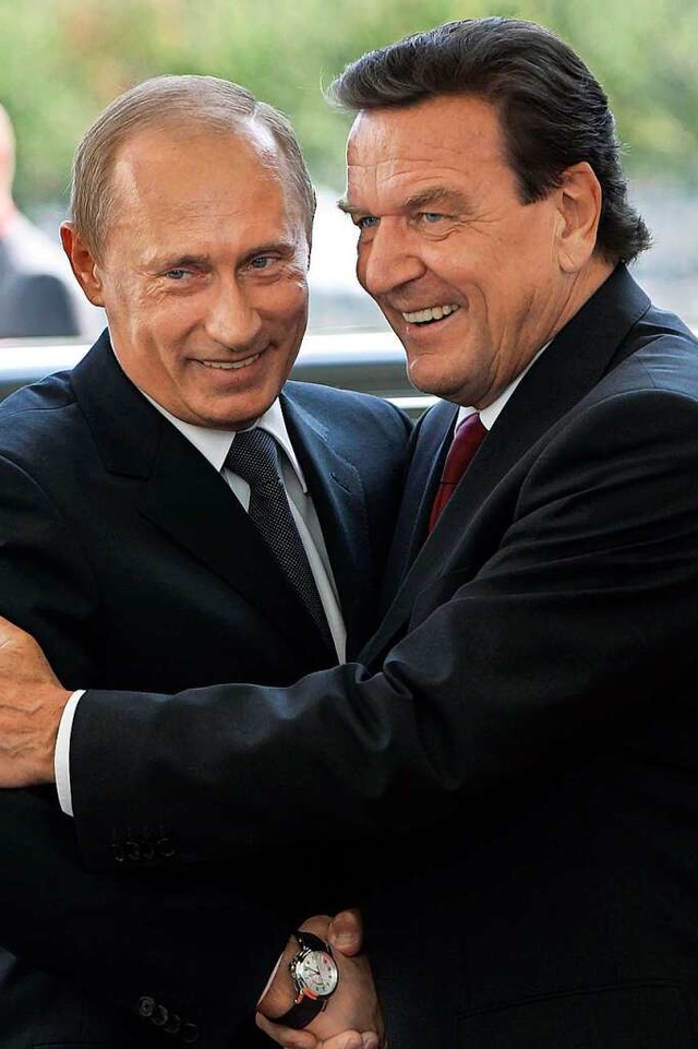 Deutsch-russische Freundschaft: Gerhar...echts) mit Wladimir Putin im Jahr 2005  | Foto: Peer Grimm