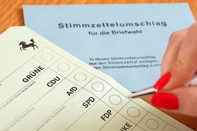 Wo wird das Kreuz gesetzt? Um Erstwhl...teien auf personalisierte Wahlwerbung.  | Foto: Bernd Weissbrod