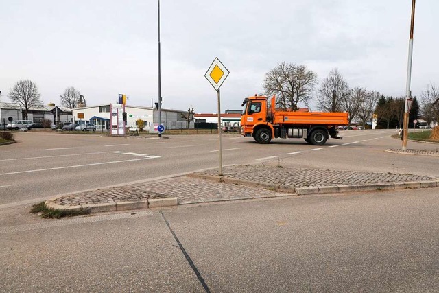 An der Kreuzung Kehnerfeld/Keltenstra... Gehweges ein Kreisverkehr entstehen.   | Foto: Christoph Breithaupt