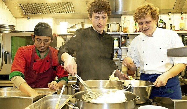 Die drei angehenden Kche  (von links)...s Hotels Tannenmhle kochen zu knnen.  | Foto: Wilfried Dieckmann