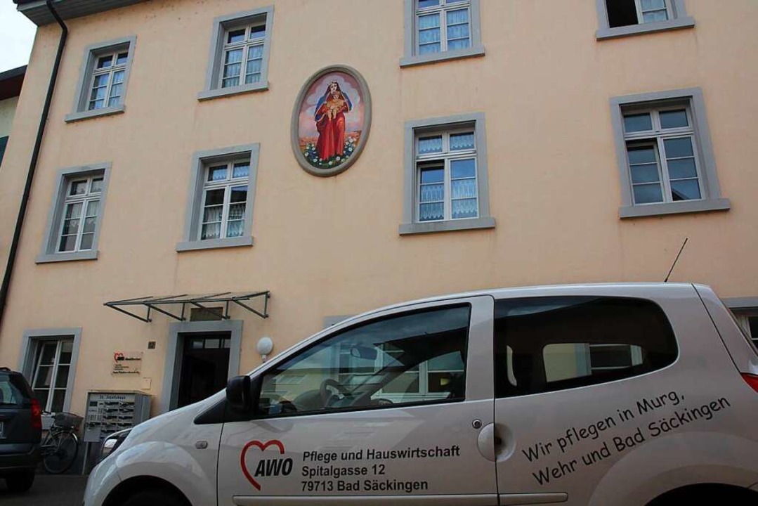 Auto des AWO Pflegediensts vor dem St. Josefshaus in Bad Säckingen  | Foto: Michael Saurer