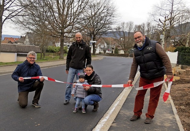 Emilia Richter und ihre Eltern durchsc... Bauamtsleiter Rainer Walter (links).   | Foto: Gemeinde Seelbach