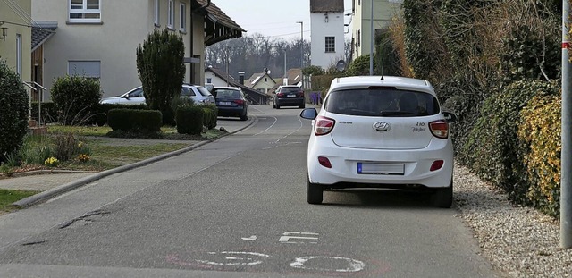 Die Ortsdurchfahrt Maugenhard wird in ...en Schilder und Piktogramme verblasst.  | Foto: Victoria Langelott