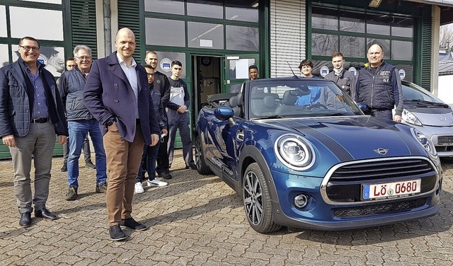 Der BMW-Konzern spendet der Gewerbe Akademie einen Mini Cooper  | Foto: Gerald Nill