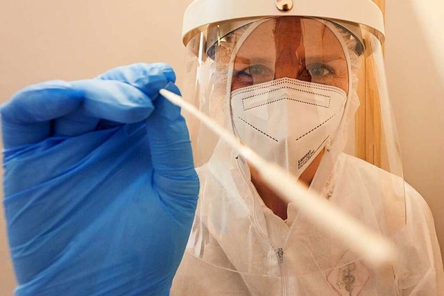 Am der Ringsheimer Grundschule wurden ... Corona-Schnelltestzentrum in Koblenz.  | Foto: Thomas Frey (dpa)