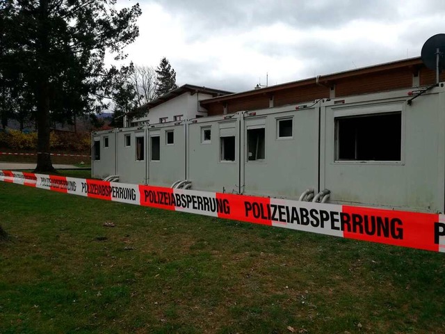 Von der Polizei abgesperrt: die ausgebrannten Wohncontainer in Bollschweil.  | Foto: Andrea Drescher