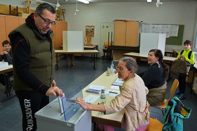 Keine Masken, keine Abstnde: 2016 war...eigt ein Wahllokal in Grenzach-Wyhlen.  | Foto: Heinz u. Monika Vollmar