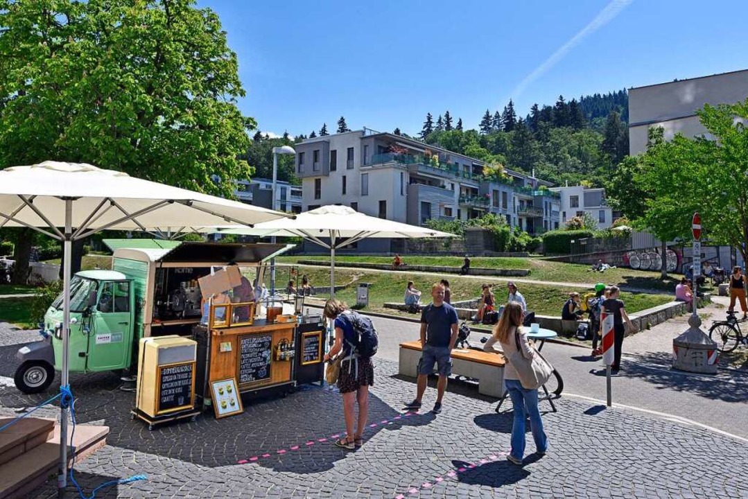 Auf der Wiese vor der Kaffeekiste trin...tteilbewohner bei gutem Wetter Kaffee.  | Foto: Michael Bamberger